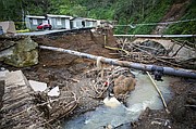 El área donde un puente estuvo antes del huracán María se ve a lo largo de la carretera 152 en Barranquitas, Puerto Rico, el 18 de octubre de 2017.