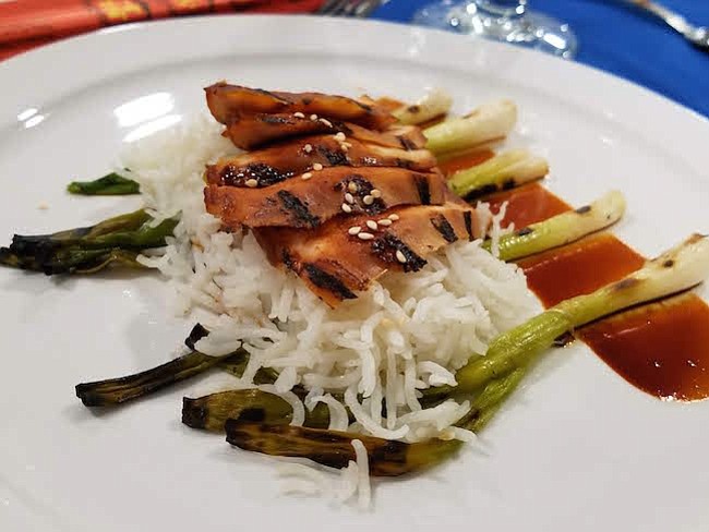 Los participantes del programa de Cocina Internacional mostraron diversos platos de su creación en esta edición del “Community Culinary Event”, tales como sushi, tempura de vegetales, pollo teriyaki, ramen y helado frito, mientras que fueron evaluados por los profesores.