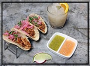 TAQUERÍA DEL BARRIO. El cóctel “Shore Me Your Pepita” acompañado de tacos de carnitas.