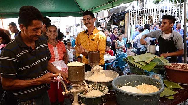 TRADICIONES. Con molinos antiguos de elotes hacen la masa para conservar las tradiciones gastronómicas de La Unión.