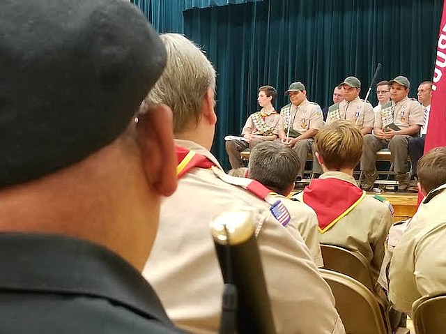 La ceremonia estuvo llena de emoción en una acto histórico, pues son los primero invidentes trillizos en recibir el rango
