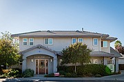 La primera comunidad de covivienda en el país se inauguró en diciembre de 2005 con ocho casas y una docena de personas en Glacier Circle in Davis, California, a unas 15 millas de Sacramento. Siete del grupo original siguen viviendo allí.