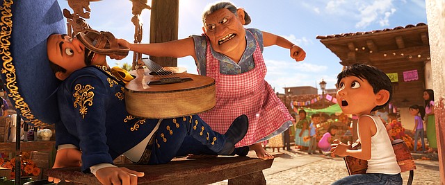 Miguel desafía la vieja prohibición que impuso su familia sobre la música, pasando tiempo con un mariachi local. Pero su abuela Abuelita (Renee Victor) lo detiene.