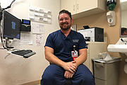 El doctor John Coburn, médico de emergencias de Kaiser Permanente en Sacramento, California, dice que su departamento ve casos de la enfermedad de vómitos vinculados al consumo de cannabis todos los días.