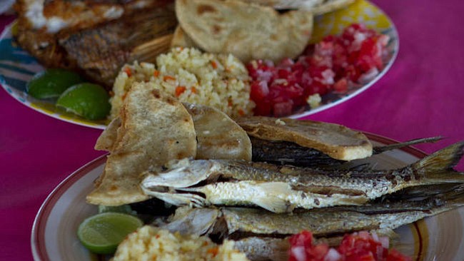 El pescado fresco se vuelve en un exquisito platillo en cualquiera de los ranchos.