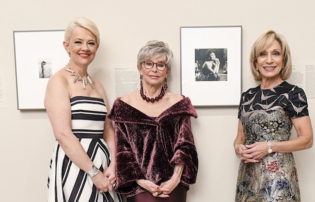 LEYENDA. El retrato de la actriz ganadora de múltiples premios, Rita Moreno reside en la colleción del Museo por su impacto en la historia de la nación. La actriz (centro) esta aquí con Kim Sajet (Directora de la Galería Nacional de Retratos, izq.) y la periodista Andrea Mitchell (der.).