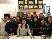 EQUIPO. Ali Arellano y Gabriela Febres con sus colaboradores en Arepa Zone.