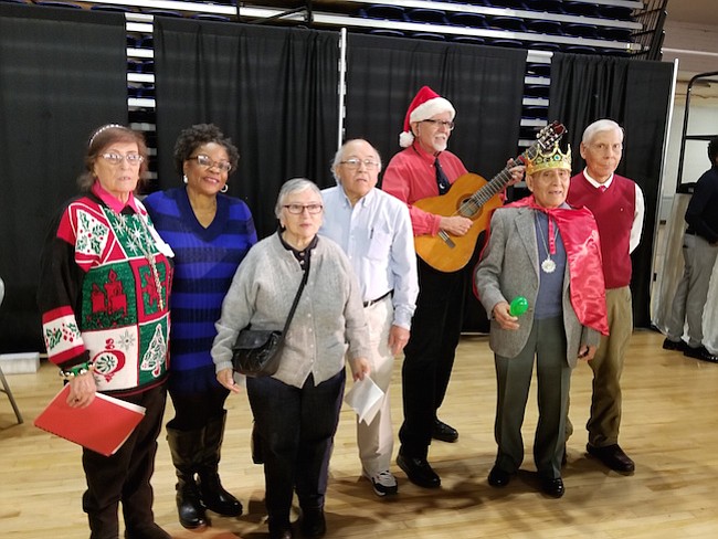 Dos canciones navideñas estuvieron a cargo del grupo de abuelos latinos