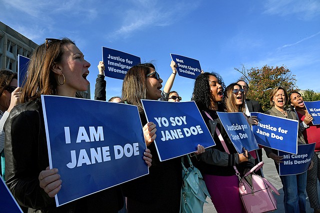 Un caso de aborto que tuvo lugar en octubre de 2017 generó protestas fuera del Departamento de Salud y Servicios Humanos que objetaban la nueva política de la administración Trump de negarse a "facilitar" el aborto para adolescentes inmigrantes embarazadas bajo custodia federal.
