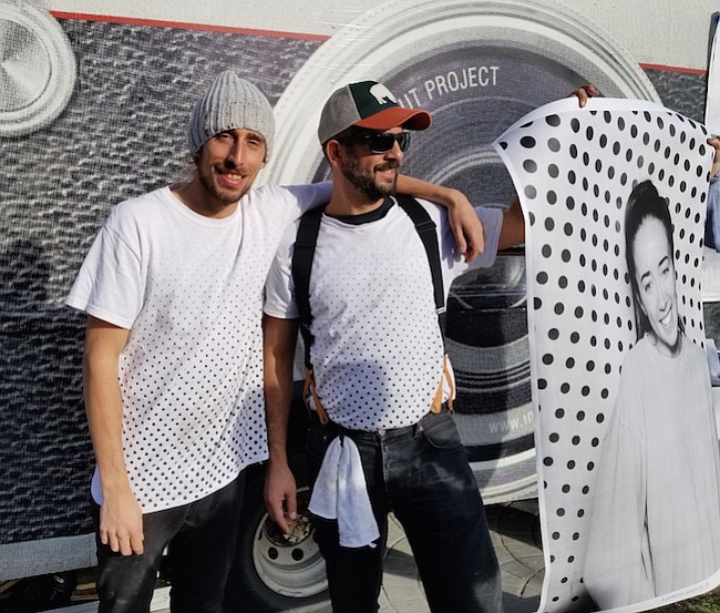 Joshua Geyer y Jaimes Catenf forman parte del equipo del proyecto artístico que ha tomado más de 7 mil fotos en apoyo a los dreamers
