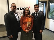 LÍDERES. El profesor Radames González, María Tukeva, Directora de Columbia Heights Educacional Campus y Mario Acosta-Vélez, Director de Verizon.