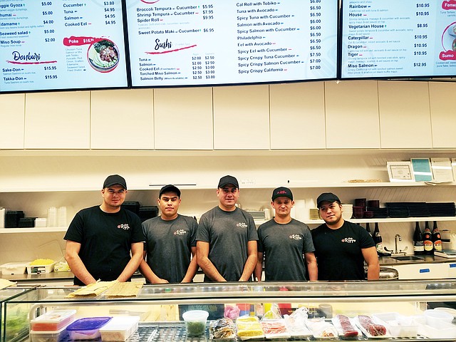 José García (en el centro) rodeado de su equipo de trabajo en Sushi Kappo