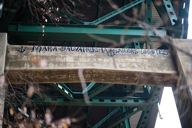 El graffiti de la MS-13 que hace referencia a los Sailors está garabateado en un paso superior de Capital Beltway en un área arbolada que la pandilla ha utilizado como lugar de reunión.