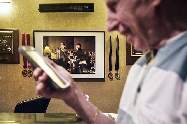 El coronel retirado de la Fuerza Aérea Charlie Heimach recibe una llamada telefónica de Galtsog Gantulga (en la foto de fondo) durante la detención de Gantulga por el Servicio de Inmigración y Aduanas de Estados Unidos en agosto.