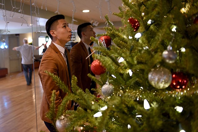 Galtsog Gantulga enciende las luces de Navidad en el estudio de danza Arthur Murray en Alexandria, Virginia, el 20 de diciembre.