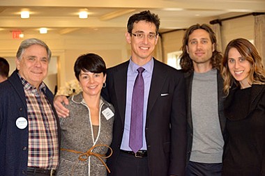 La familia Falchuck en un evento de campaña política de su hijo, Evan. De izquierda a derecha: Dr. Kenneth Falchuk; Felicia Falchuk (la esposa de Evan); Evan Falchuck; Brad Falchuk y Aimee Falchuk.