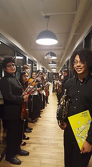 VISITANTES. Los jóvenes de la DCYOP se forman enfrente de las oficinas de El Tiempo Latino antes de un concierto en WeWork White House donde bajo el mando de Mariano Vales interpretaron sus melodías en 2017. Vales regresó en diciembre a este mismo lugar para gentilmente conceder la entrevista.