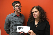 Adrian Lowe (izq.), abogado en el AIDS Law Project de Pennsylvania, y Ronda Goldfein, abogada y directora ejecutiva del AIDS Law Project, presentaron una demanda colectiva en contra de Aetna por violación a la privacidad.