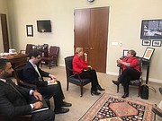 JUNTAS. María Meléndez (der.) con la Senadora Elizabeth Warren.

