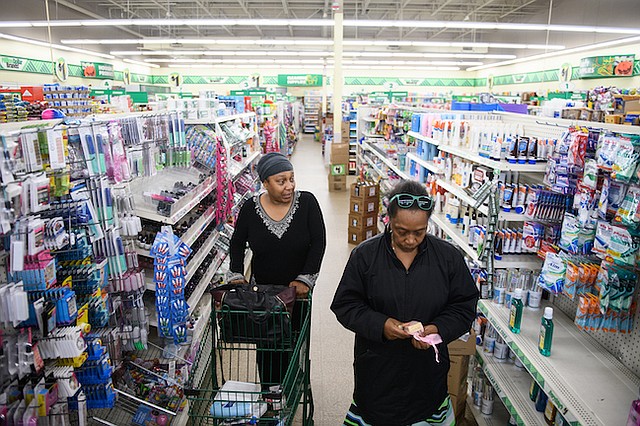 Jean Moore (izquierda) lleva a su hermana de compras a una tienda de Dollar Tree el 12 de octubre de 2017, en Clinton, N.C. 