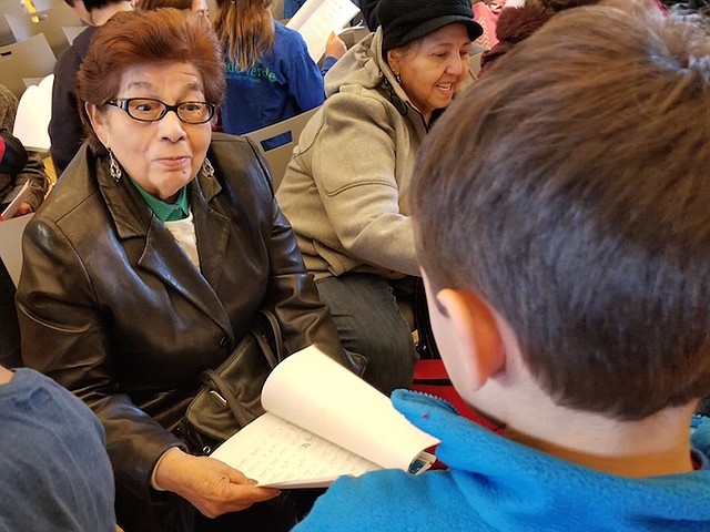 Los abuelitos visualizaron las historietas escritas por los estudiantes, mientras les preguntaban sobre sus experiencias.