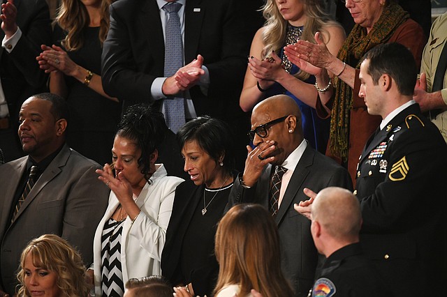 Robert Mickens, Elizabeth Alvarado, Evelyn Rodríguez y Freddy Cuevas, padres de dos adolescentes asesinados por la MS-13, tuvieron un reconocimiento de parte del presidente Trump durant el discurso de Rendición de Cuentas en el Congreso.