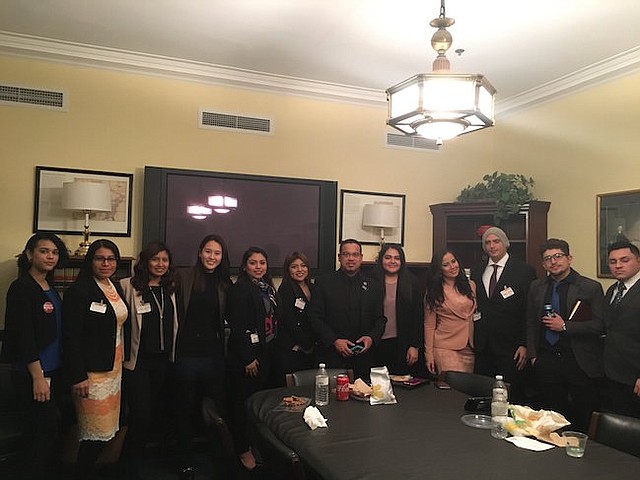 DREAMERS. La posición del Congresista de Arizona, Paul Gosar, no impidió que un grupo de Soñadores estuviera presente.