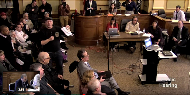 El Concejal Roy Avellaneda dirigiéndose a los funcionarios de MassDOT en el public hearing del 24 de enero de 2018, en el City Hall de Chelsea.