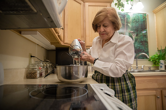 Kelly tiene 91 años y es bien conocida por su cocina y por las fiestas que organiza. Durante las vacaciones fue la anfitriona de 20 personas de su comunidad de jubilados a quienes les preparó y horneó una torta de nueces. 