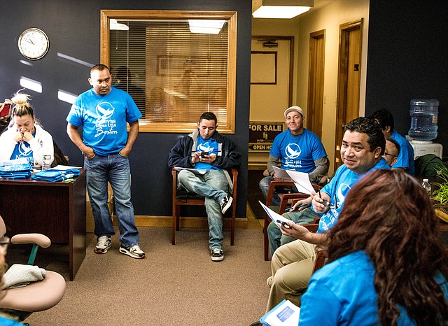 Un grupo de 15 salvadoreños se reúnen en Everett para conversar sobre vías para ampliar su movimiento y adquirir más adeptos en Boston, Massachusetts