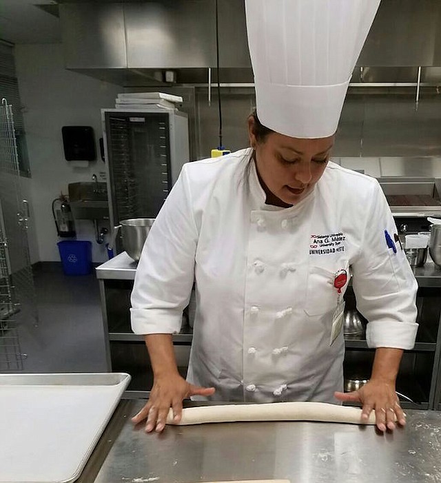 COCINANDO. Los Talleres Aventuras Culinarias del SUAGM brindan a los estudiantes la oportunidad de aprender diferentes tipos de recetas y técnicas culinarias.