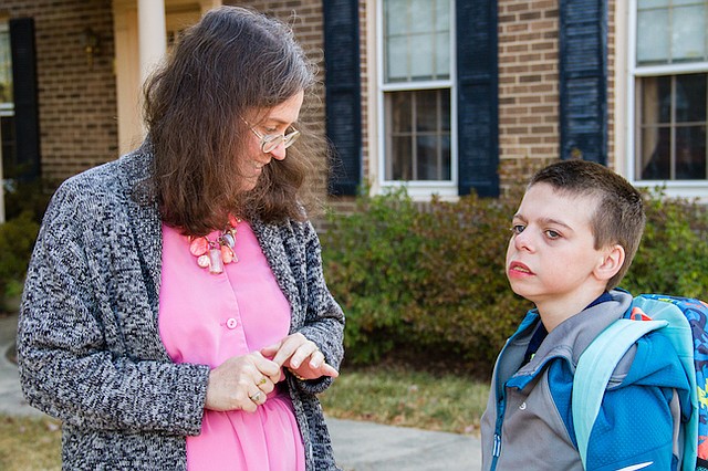 Michael Walt, estudiante en Forestdale Elementary School, en Virginia, Alexandria, fue diagnosticado con trastorno de déficit de hiperactividad, autismo y síndrome de Williams, una afección vinculada a discapacidades intelectuales y enfermedades del corazón. Medicaid le brindó acceso a un equipo de terapeutas que le enseñaron a caminar, hablar y sostener cubiertos.
