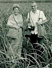 El doctor Charlie Emerick dirigió una clínica en Miraj, India, en los años 60. Francie fue la administradora. En la foto, el matrimonio posa en un campo de caña de azúcar en India.