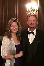 Annette Katz (en la foto con su esposo Steve), enfermera certificada en el Cleveland Veterans Affairs Medical Center, testificó que un enfermero asistente la empujó dentro de un closet, la manoseó y le dijo cosas obscenas.