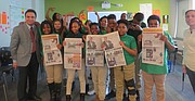 JUNTOS. El periodista de El Tiempo Latino, Miguel Guilarte (izq.), con alumnos de Washington Global Public Charter School.