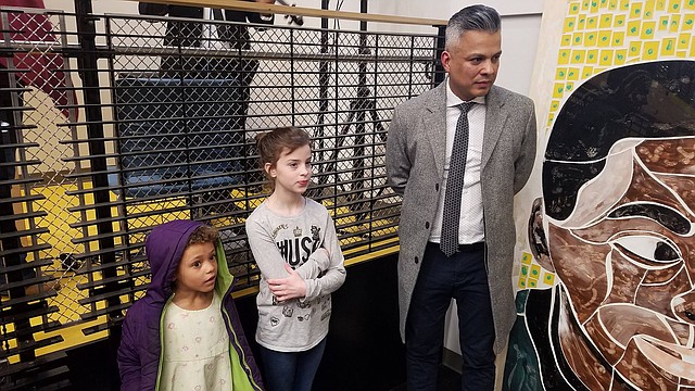 Edwin Gil (derecha) y dos de los niños retratados en su obra