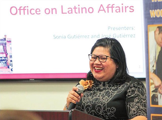 INSPIRACIÓN Y APRENDIZAJE. Jackie Reyes, directora de MOLA dando unas palabras de bienvenida e invitando a la audiencia a aprender e inspirarse con Sonia Gutiérrez y José Gutiérrez.