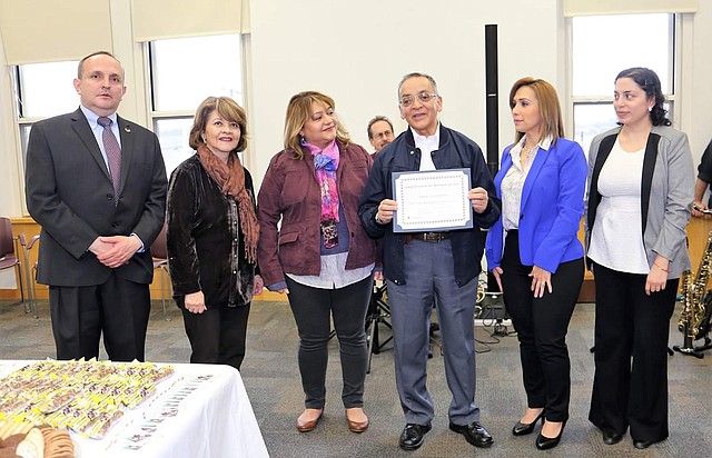 De izquierda a derecha: fotógrafo Javier Borrero, Carmensa Burff y su hija Claudia, artista Jorge Cifuentes R., Claudia Hoyos y Yida Mora, Cónsul de Colombia en Boston.