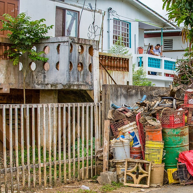 En los vecindarios de Yabucoa y Toa Baja es común ver casas que están siendo reparadas y de las cuales se remueven escombros. Aquí material, escombros y basura acumulada afuera de una vivienda.