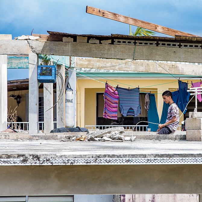 Las casas sin techo son algo común al punto que se ha vuelto normal en muchas áreas de Puerto Rico. Aquí un niño está expuesto en esta estructura que perdió el techo.