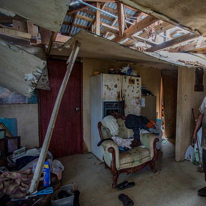 Miguel es el dueño de esta vivienda en la que aún vive a pesar del daño causado por los huracanes. Él está tratando de arreglar lo que pueda y rescatar algunas cosas pero aspira a mudarse a un lugar seguro en cuanto pueda. Él invitó a Keiko a su casa y le contó su historia para que sea compartida. 