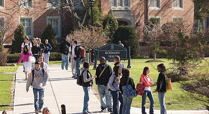 Los universitarios pasan hambre y no tienen dónde dormir