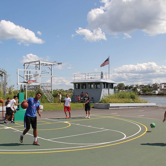 Cancha de básquet frente al agua en el malecón de Chelsea