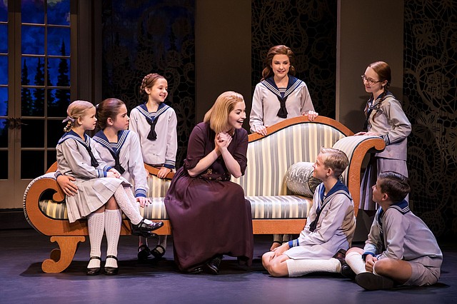 Jill-Christine Wiley como Maria Rainer y la familia von Trap, en el musical de Broadway "The Sound of Music"