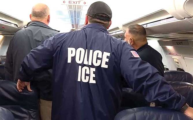 ICE persigue a violadores de derechos humanos