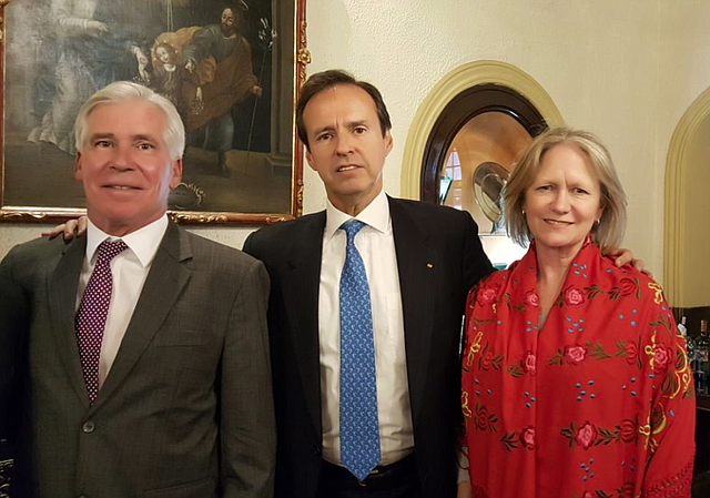 El ex encargado de negocios, Peter Brennan junto al ex presidente Tuto Quiroga y Lizanne Brennan