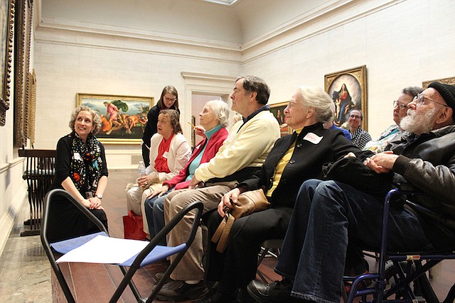 Lorena Bradford (izq.), de la National Gallery of Art, en Washington, D.C., lidera una sesión del programa Just Us, el 5 de marzo, con un grupo de pacientes de Alzheimer y sus cuidadores. El programa genera discusiones sobre obras de arte.