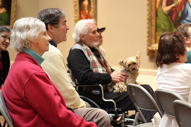 Marie Fanning (izq.) al lado de su marido, Bill, durante una sesión del programa Just Us en la National Gallery of Art, en Washington, D.C., el 5 de marzo. Marie, quien tiene Alzheimer, y Bill, participan regularmente del programa