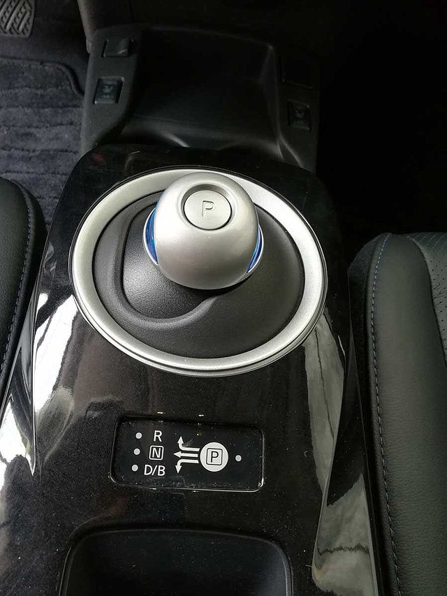 Los autos eléctricos no tienen caja de transmisión. Por eso, el modelo traído al país solo cuenta con opciones de avance, retroceso y neutro (con Parqueo).