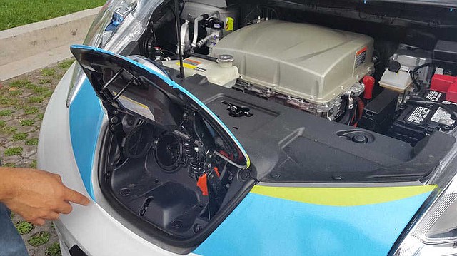 Detalle de los dos tomas, uno para recarga rápida y otro para recarga lenta. También se aprecian el motor y otros componentes.